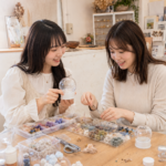 二人でスノードーム作りをする様子