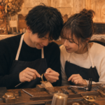 同じ机を囲んで、手元をのぞき込みながら一緒に作る瞬間