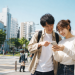 池袋でどこに遊びに行くか迷うカップル