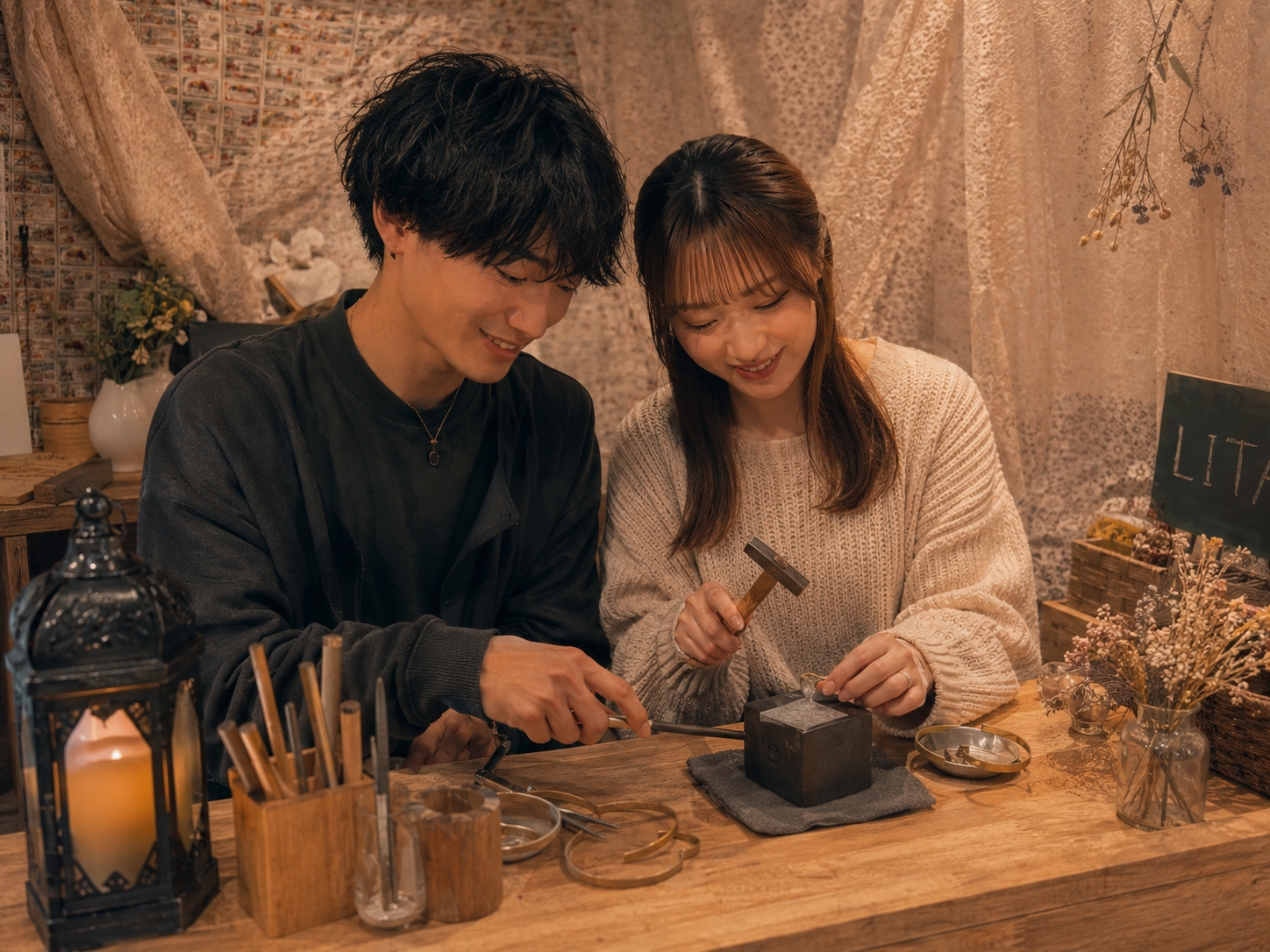 LITA池袋店でカップルが近い距離で真鍮バングルを手作りする様子