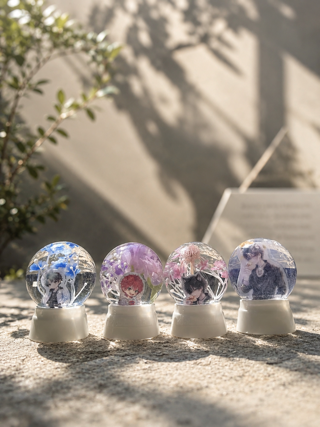 写真や花、ラメを使って作ったLITA池袋店の推し活スノードーム