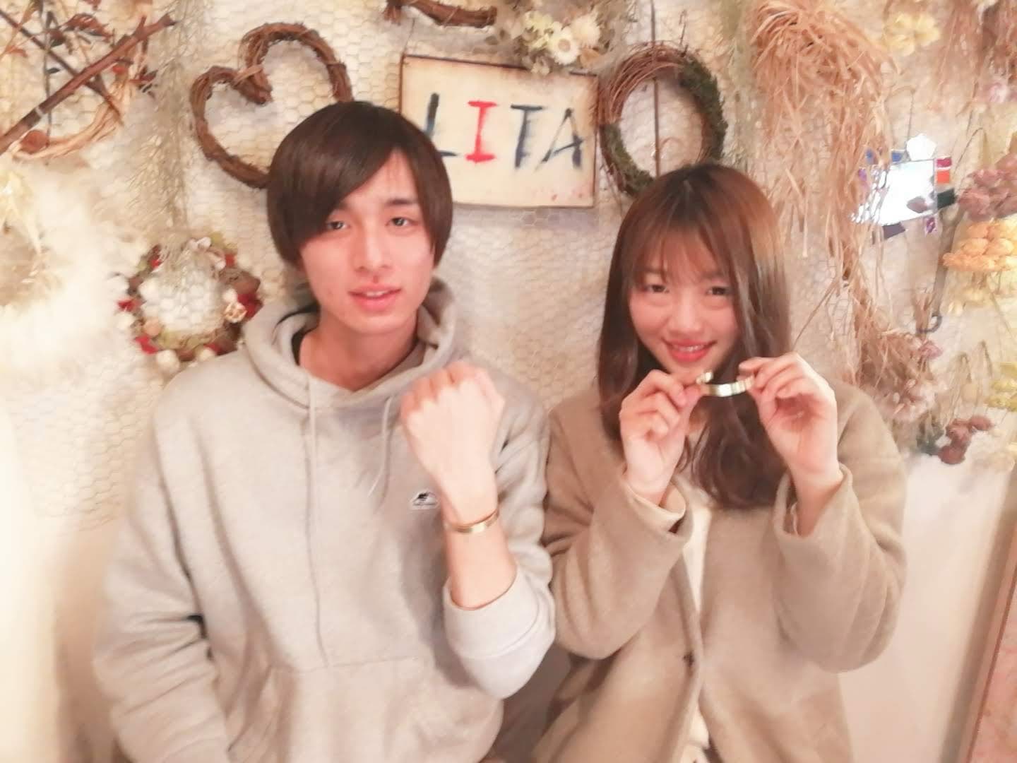 LITA池袋店でペアブレスレット作りを楽しむカップル
