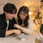 池袋で付き合いたてのカップルが真鍮バングル作りを楽しむ様子