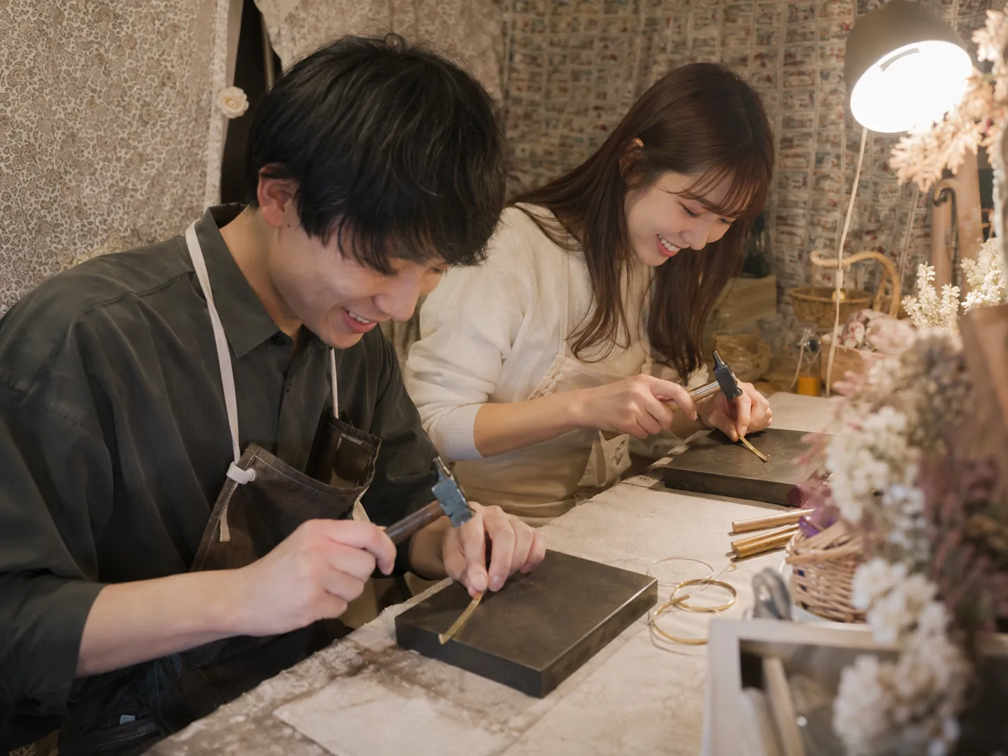 池袋手作り体験のLITAで真鍮バングルを制作する様子