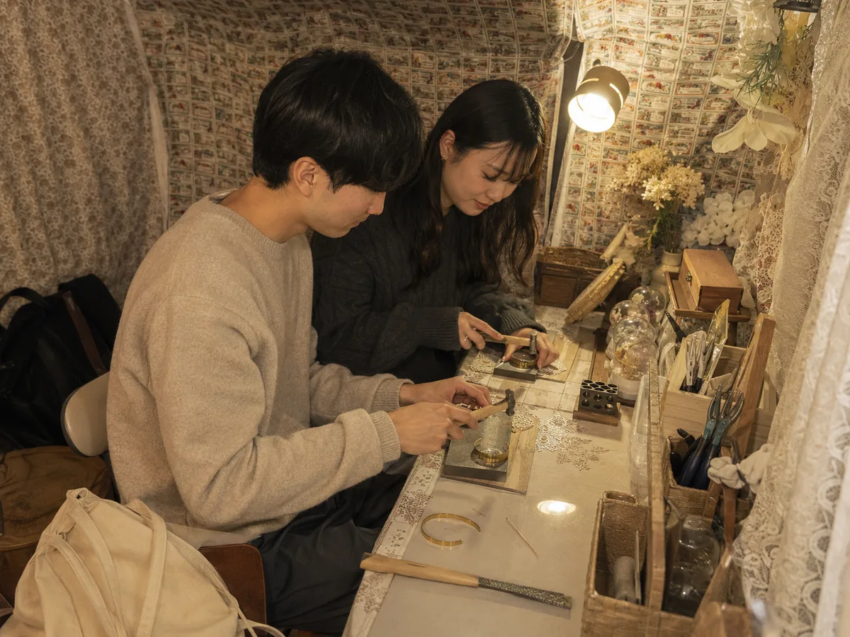 池袋で付き合いたてのカップルが横並びで真鍮バングルを作る様子