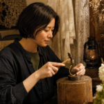 一人で大人が手作り体験する様子