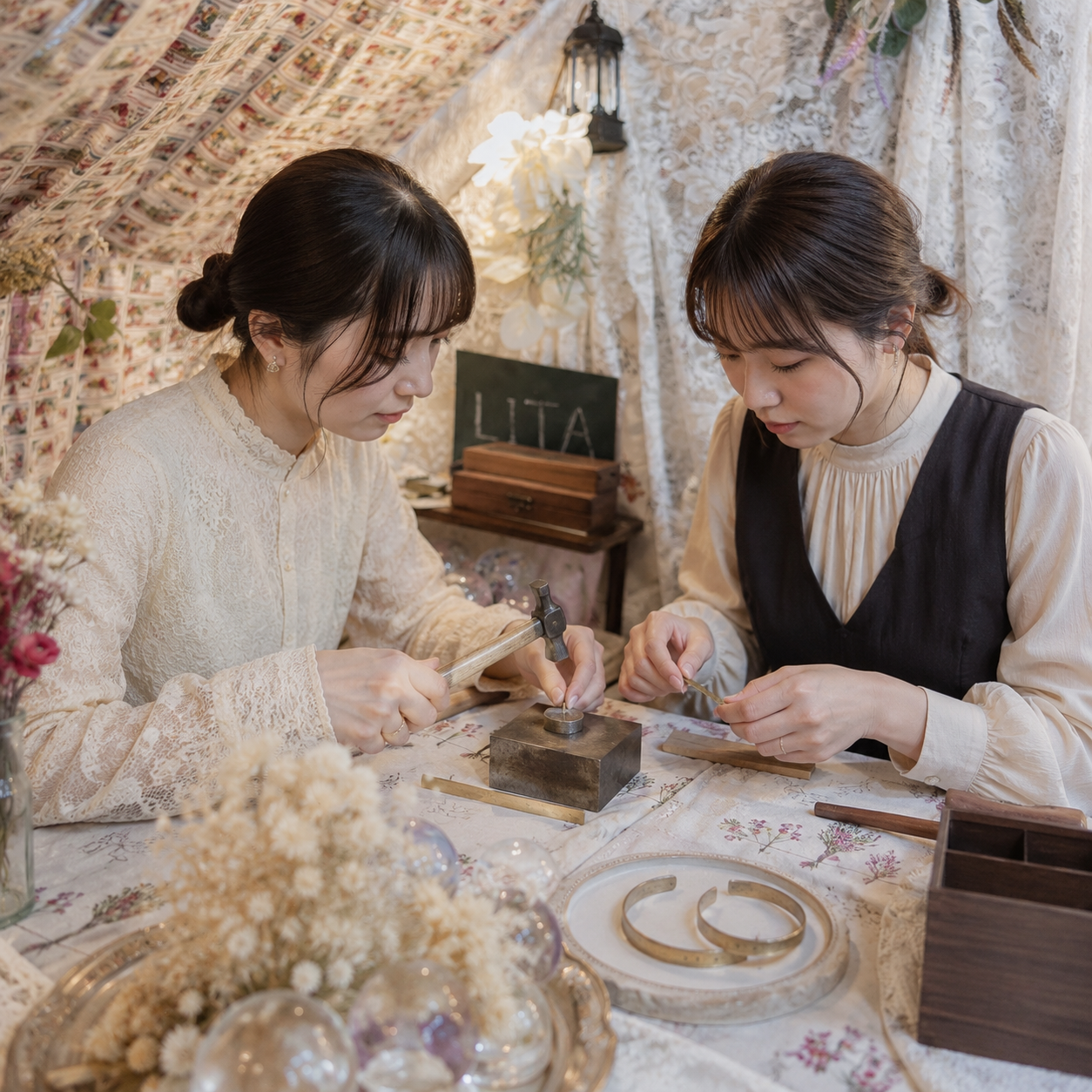 池袋のハンドメイドワークショップでスノードームを作る女性二人