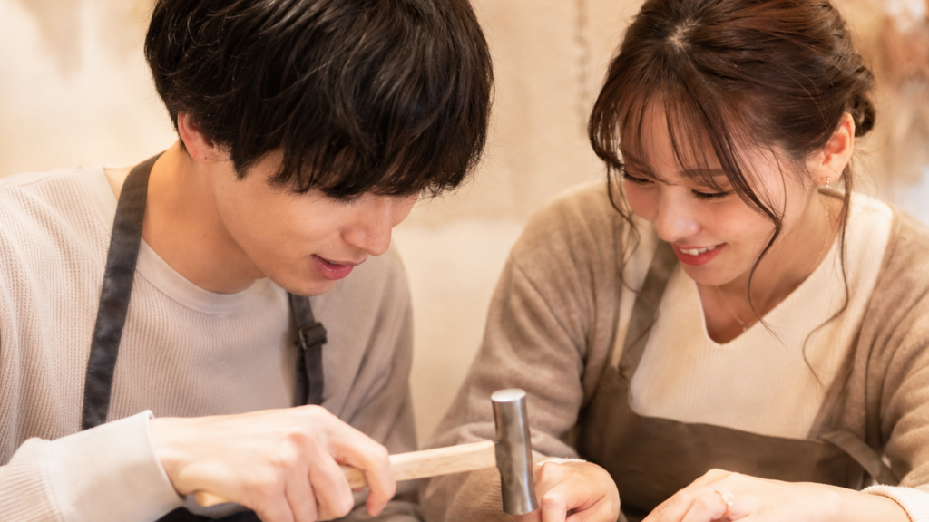 初デートでブレスレット作りする様子