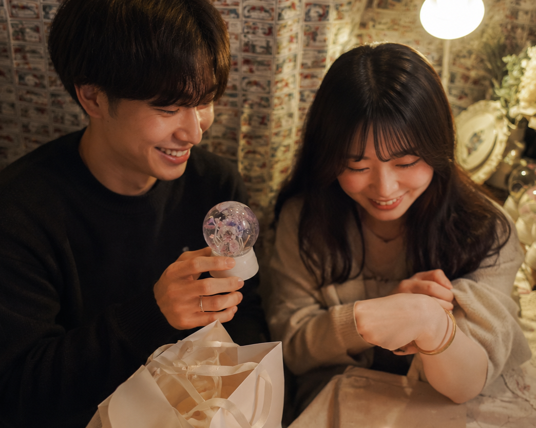 池袋の誕生日体験で手作りスノードームを贈る二人