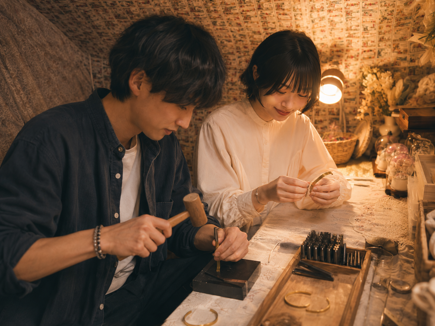二人とも夢中で手を動かしている制作風景.