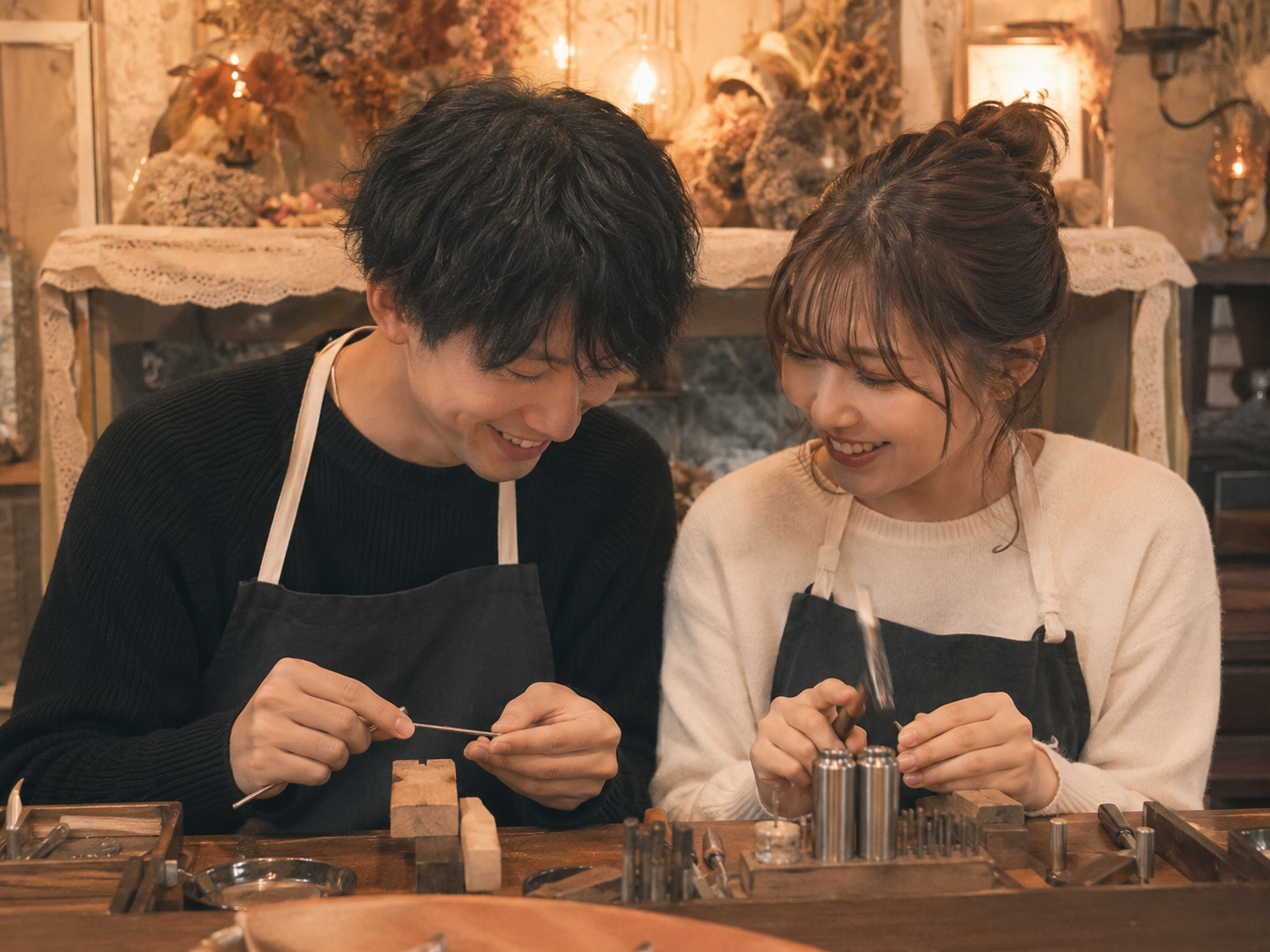 池袋手作り体験のLITAで横並びに座り真鍮バングルを作るカップル