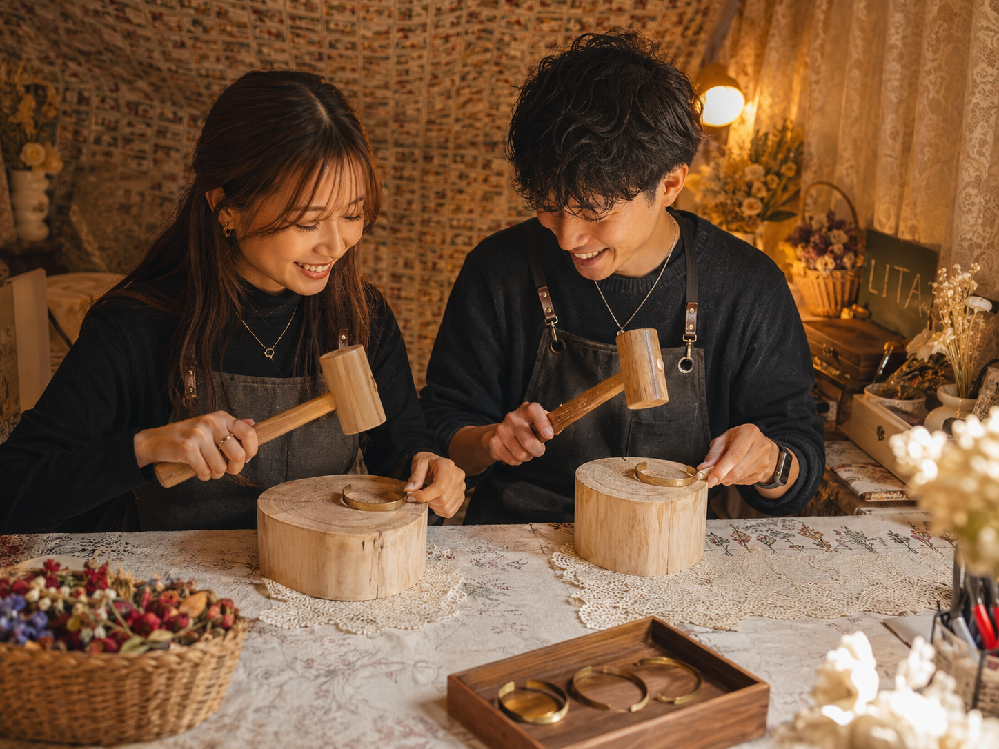東京・池袋でカップルが真鍮のペアブレスレットを手作りする様子