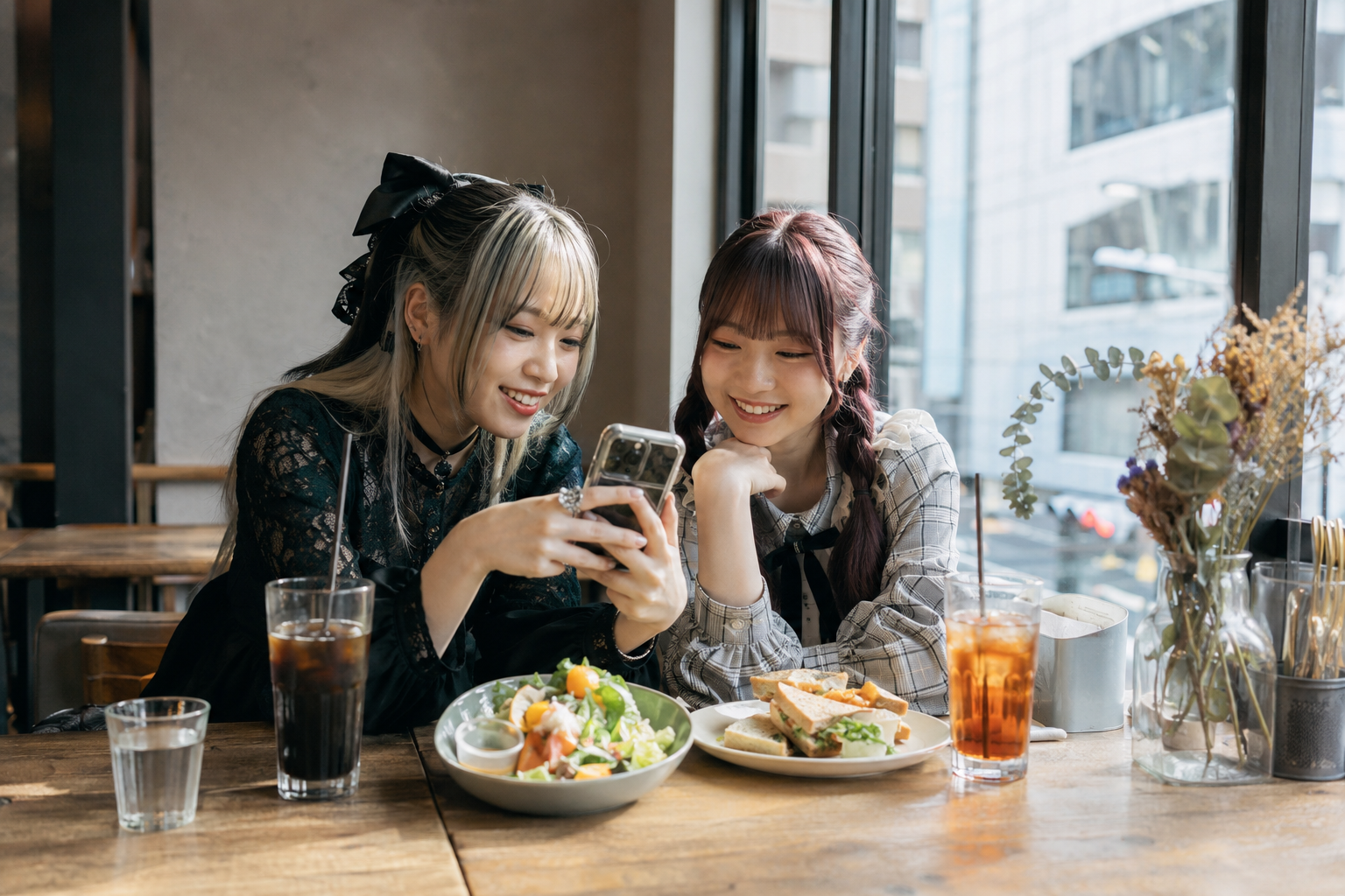 池袋東口のカフェでランチをしながら午後の予定を考える友達