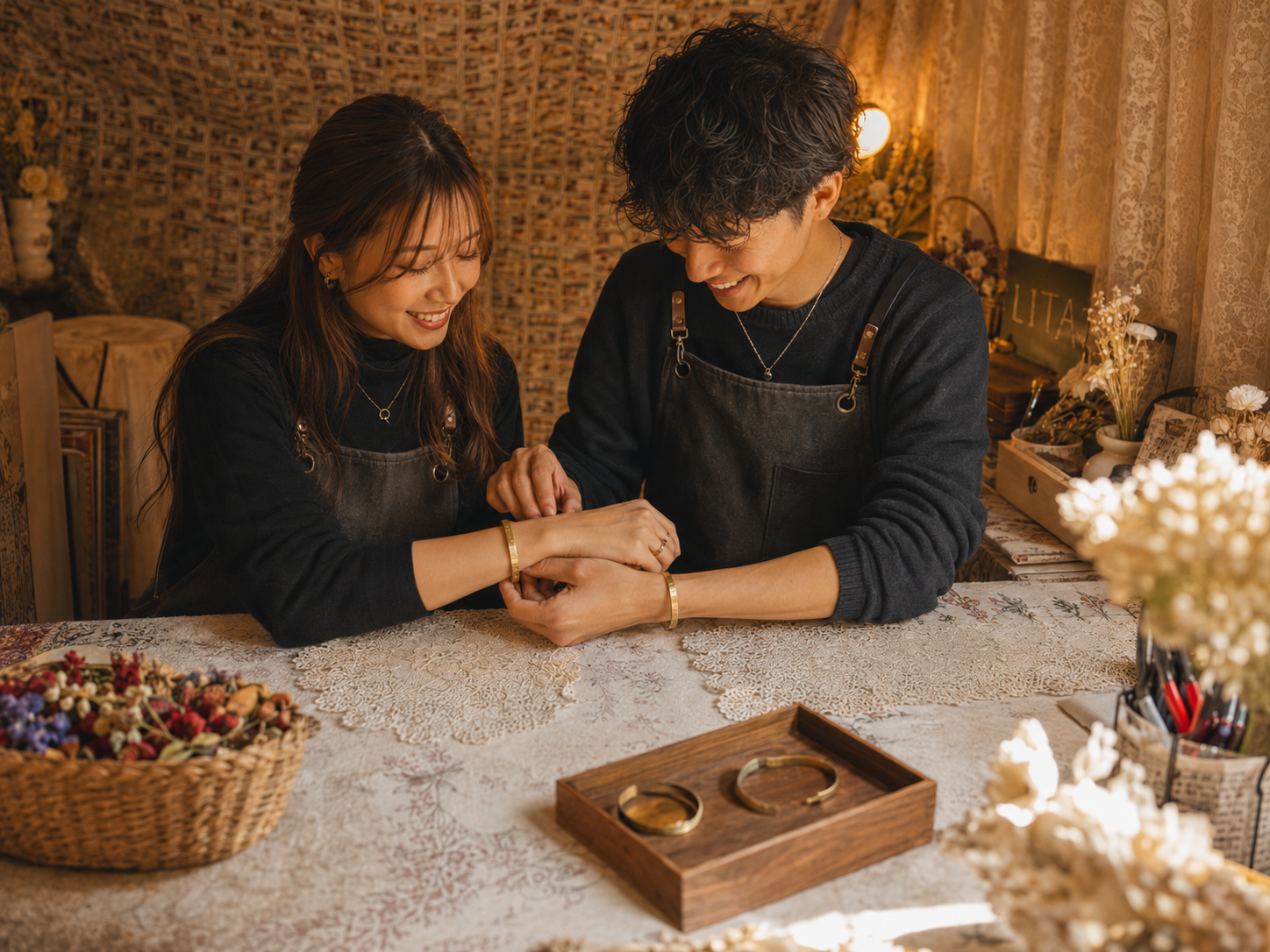 真鍮のペアブレスレットを金槌で作る二人の手作り体験