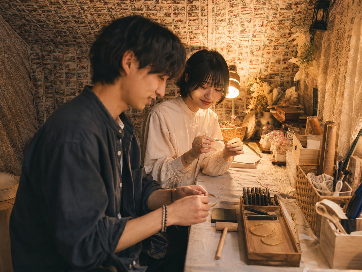 池袋手作り体験のLITAで真鍮バングル作りを始めるカップル