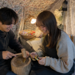 東京で大人の遊びを楽しむ二人が池袋手作り体験のLITAで真鍮バングルを作る様子