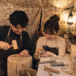 東京デートで何するか迷ったカップルが池袋手作り体験のLITAで真鍮バングル作りを楽しむ様子