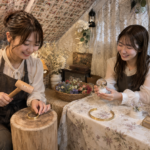 東京観光で手作り体験を楽しむ友達二人が池袋手作り体験のLITAで旅の思い出を作る様子