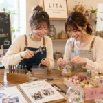 東京で友達と遊ぶ女性二人が池袋手作り体験のLITAでものづくりを楽しむ様子