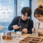 東京の雨の日デートで池袋手作り体験のLITAの室内バングル作りを楽しむカップル