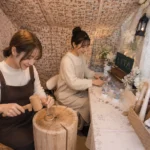 東京で非日常体験を楽しむ二人が池袋手作り体験のLITAで真鍮バングルを作る様子