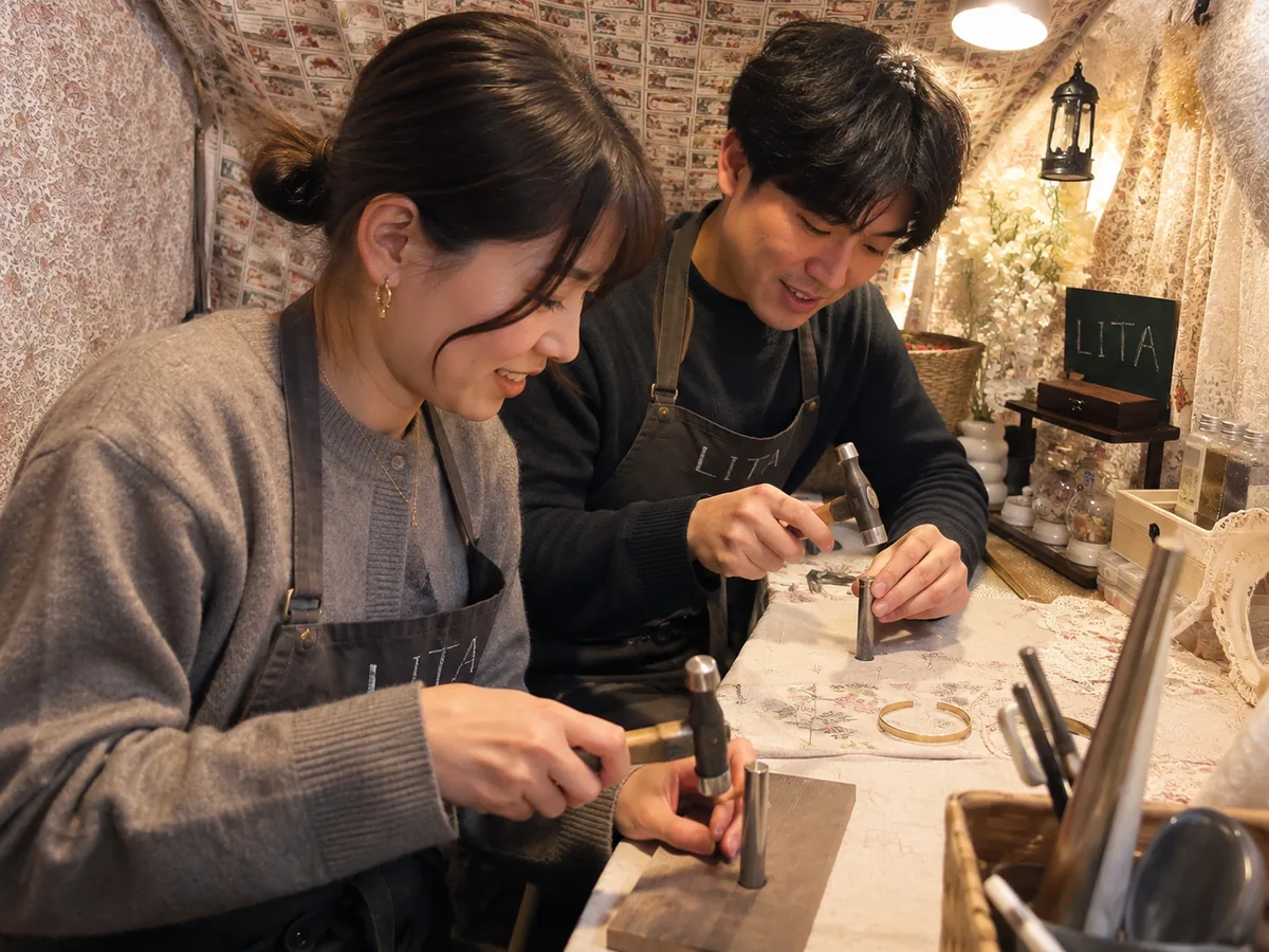 池袋手作り体験のLITAでカップルが真鍮バングルを制作する様子