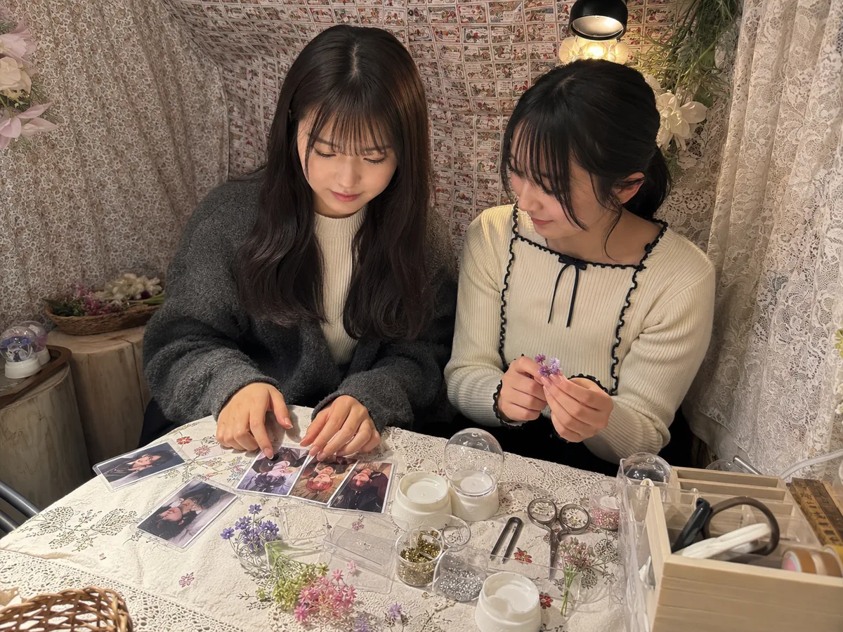 池袋手作り体験のLITAで持参した推し写真と花を選ぶ女性二人
