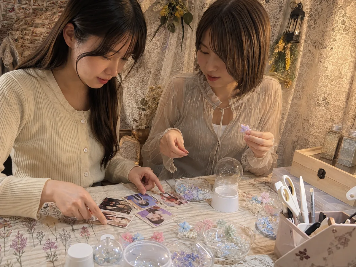 池袋手作り体験のLITAで友達と推し写真や花を選ぶ女性二人