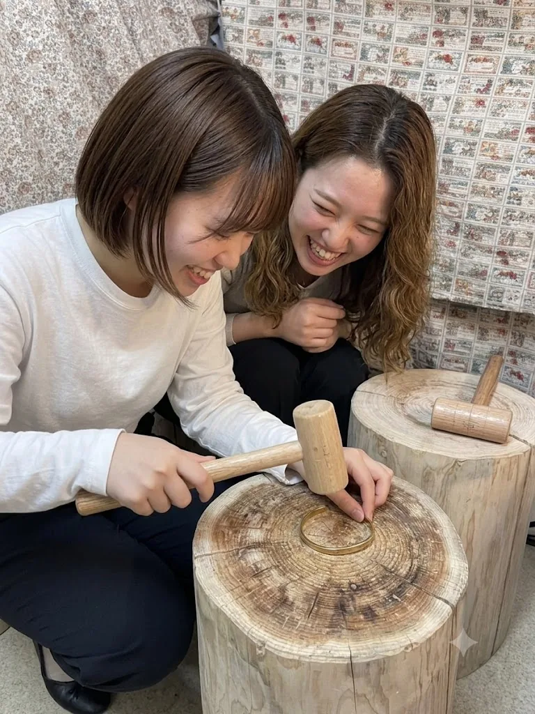 池袋手作り体験のLITAで友達同士が真鍮バングル作りを楽しむ様子