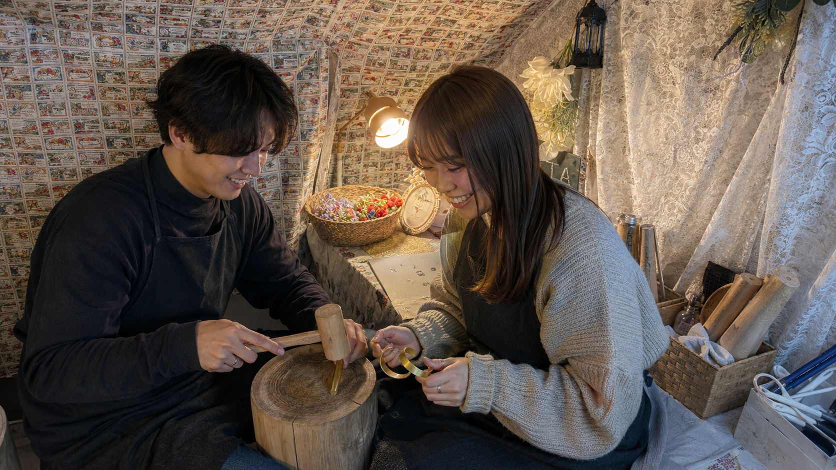 東京で大人の遊びを楽しむ二人が池袋手作り体験のLITAで真鍮バングルを作る様子