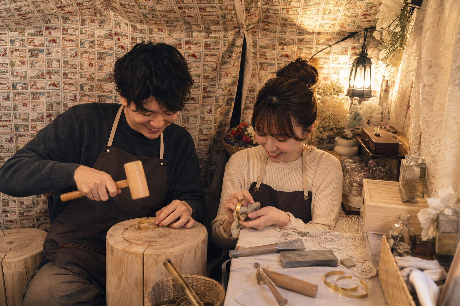 東京デートで何するか迷ったカップルが池袋手作り体験のLITAで真鍮バングル作りを楽しむ様子