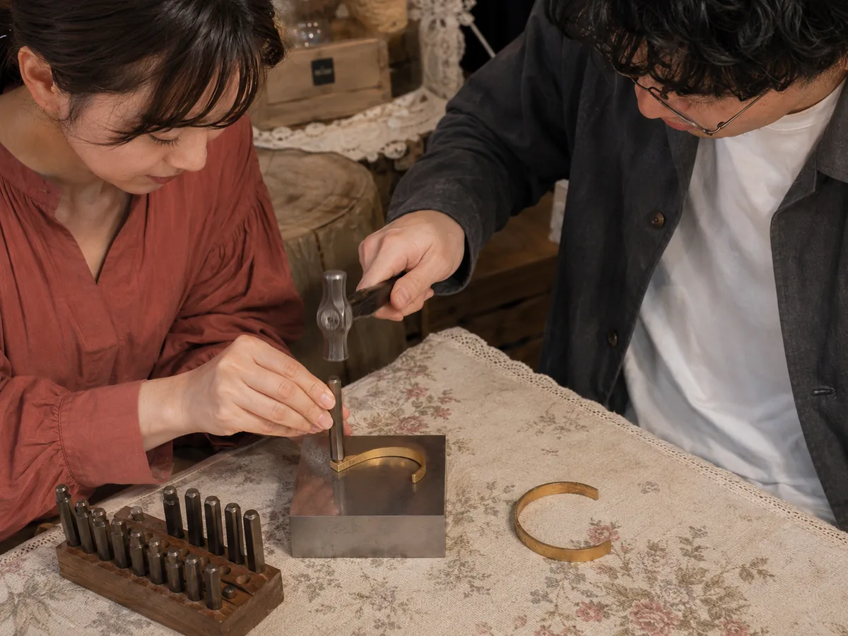 金色の真鍮バングルへ残す日付を決めて制作する手元