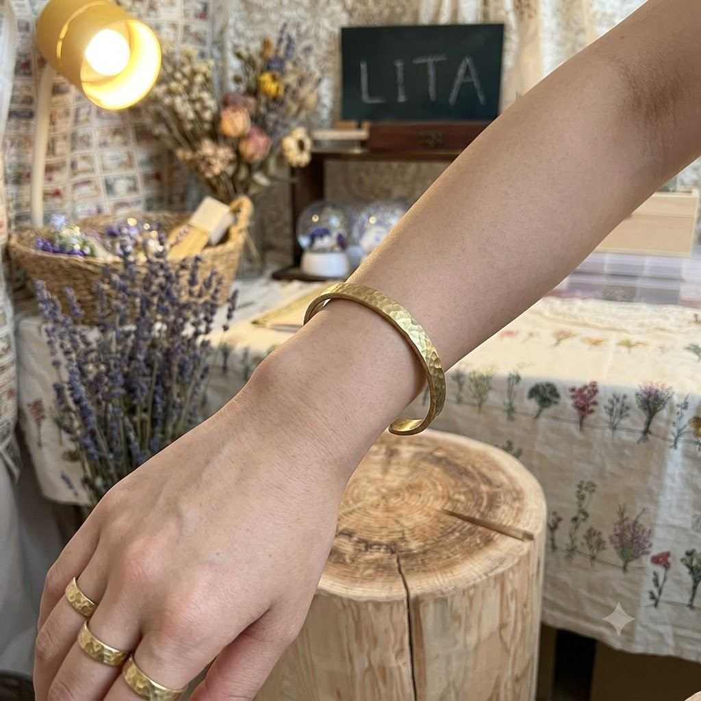 池袋手作り体験のLITAで制作した真鍮バングルの着用イメージ